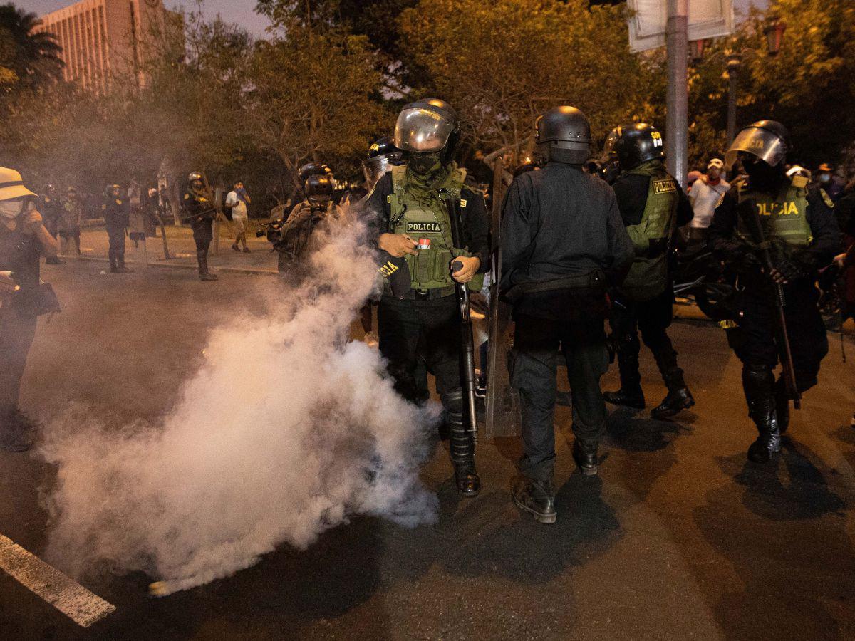Crisis en Perú: Enfrentamientos entre manifestantes y policías durante bloqueos causan escasez