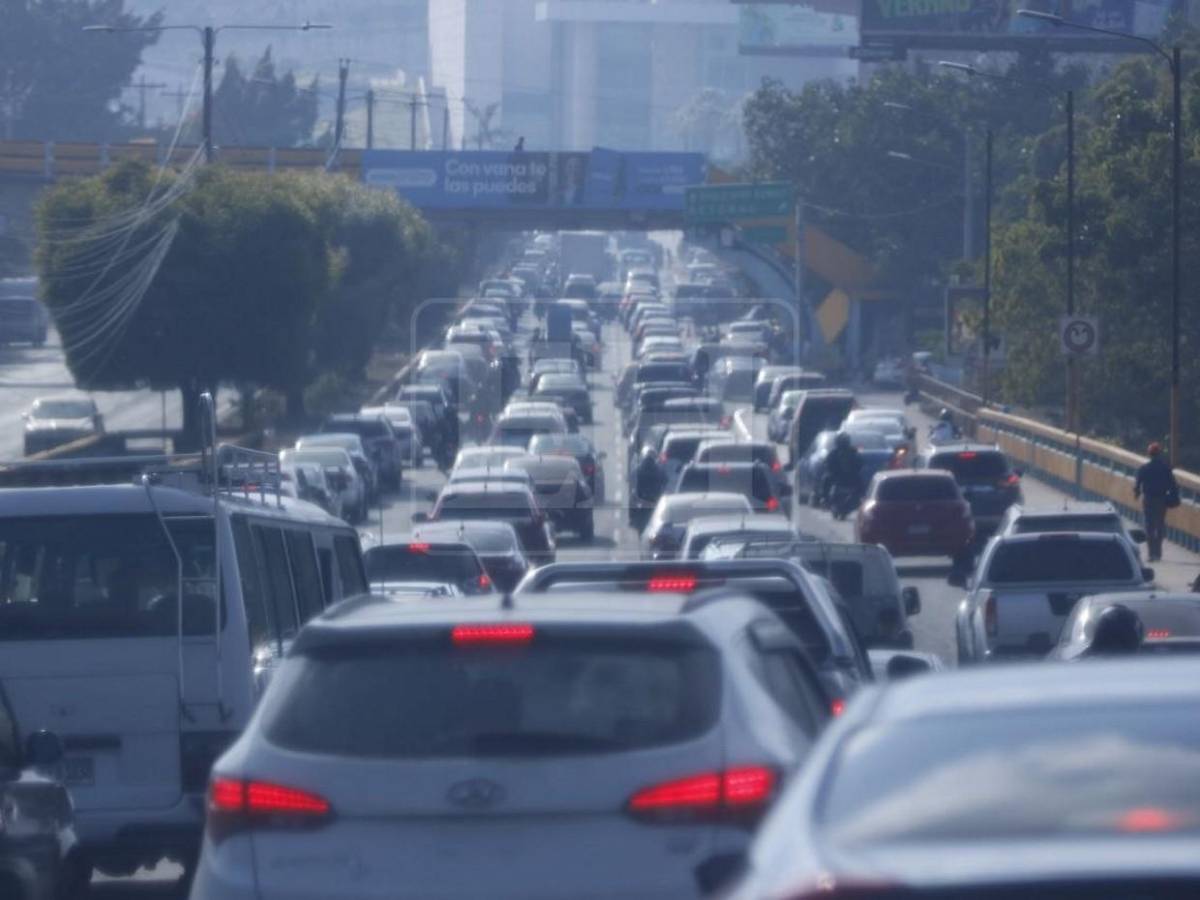 Tráfico vehicular en bulevar Fuerzas Armadas sofocan a capitalinos este jueves