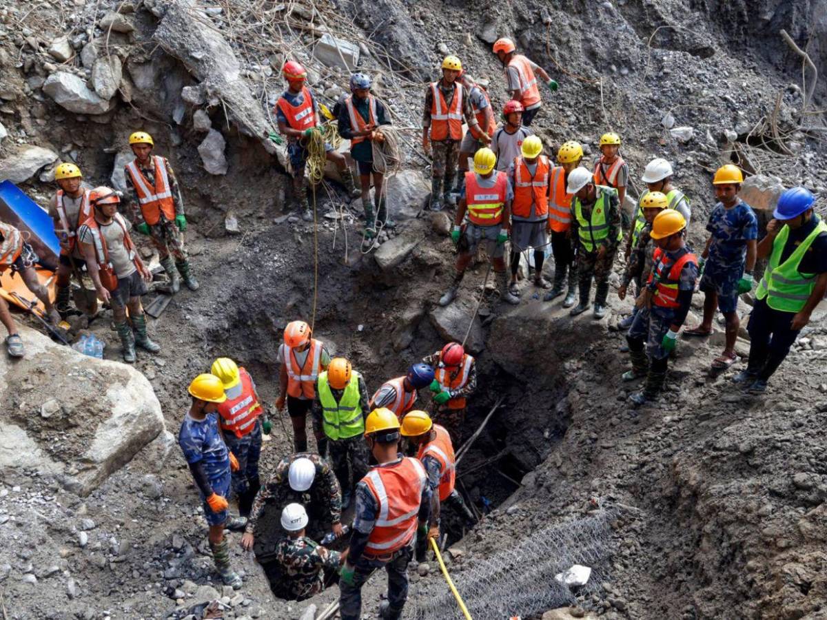 Más de 5,000 personas siguen desaparecidas en Nepal tras riada que dejó 1,367 cuerpos recuperados