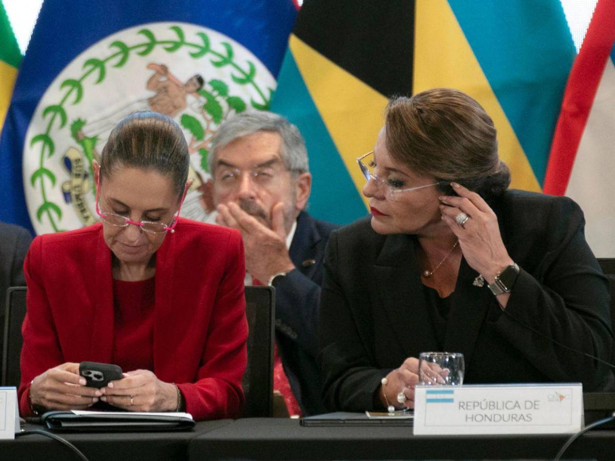 Entre secreteo y aburrimiento: los momentos y gestos incómodos en la Cumbre de la Celac