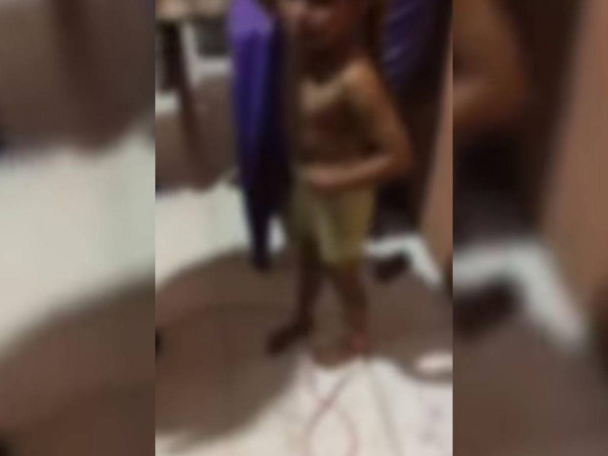 Estaban sin ropa y amarrados a una puerta: madre dejaba solos a sus hijos mientras salía a vender