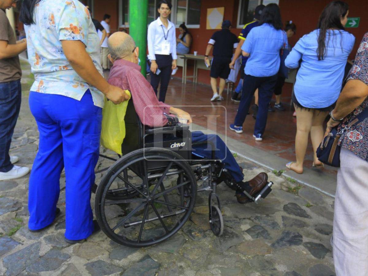 No hay límites cuando se trata de la democracia: jóvenes y adultos mayores acudieron a las urnas