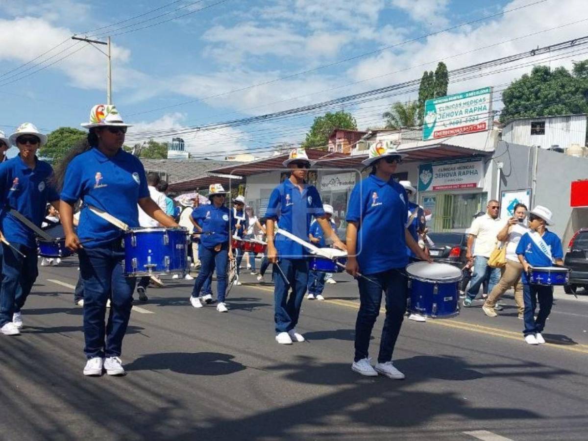 Bandas y palillonas engalanan los desfiles escolares en Tegucigalpa