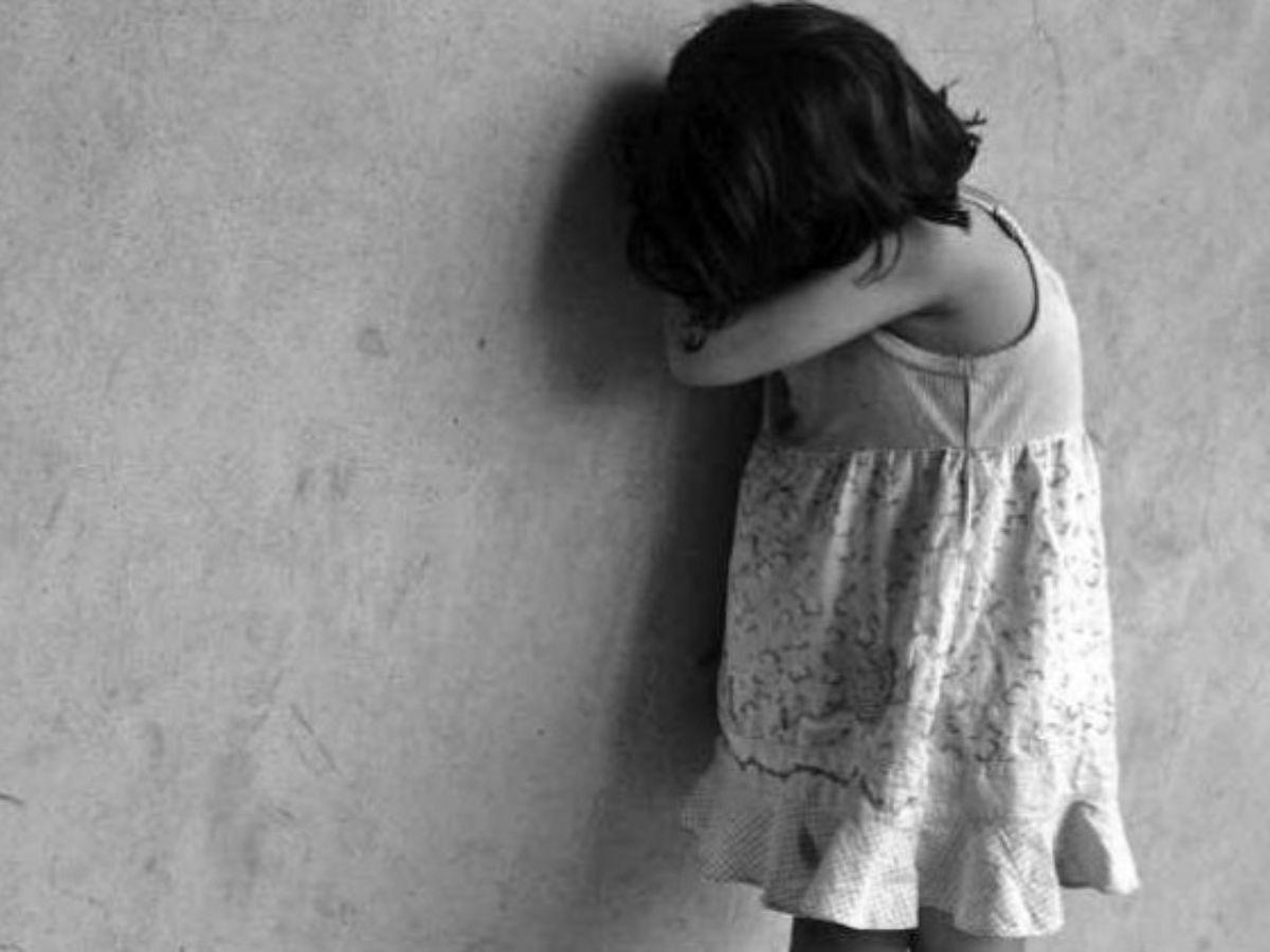 Niña de siete años habría sido abusada por su padre, abuelo y tío; Corte revocó su libertad