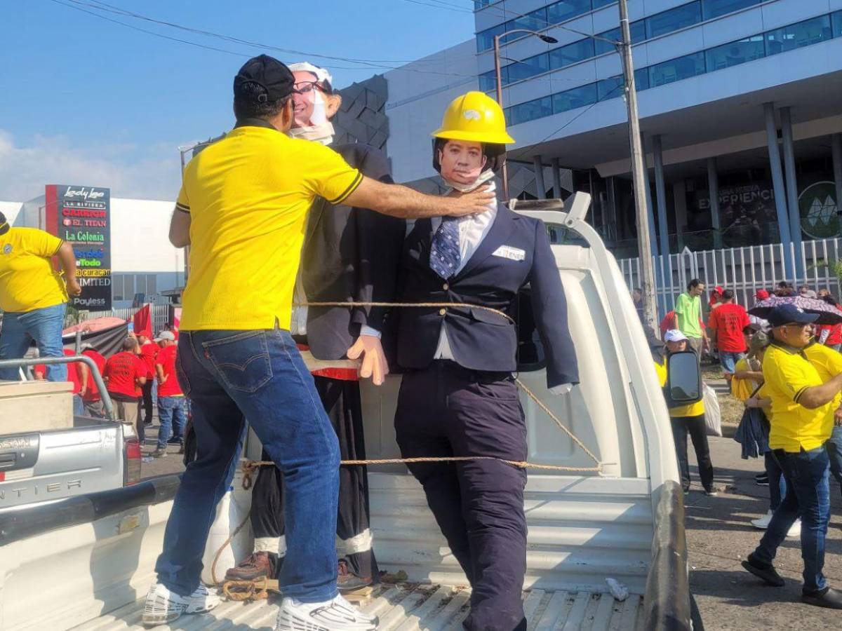 Stenee denuncia con pancartas violación a sus derechos en Día del Trabajador