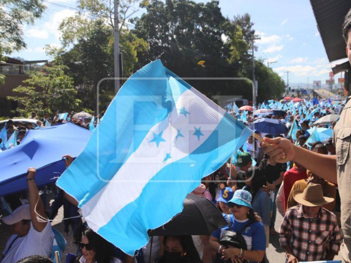 Por la libertad y la democracia, cientos de simpatizantes llegan a la movilización del Partido Nacional