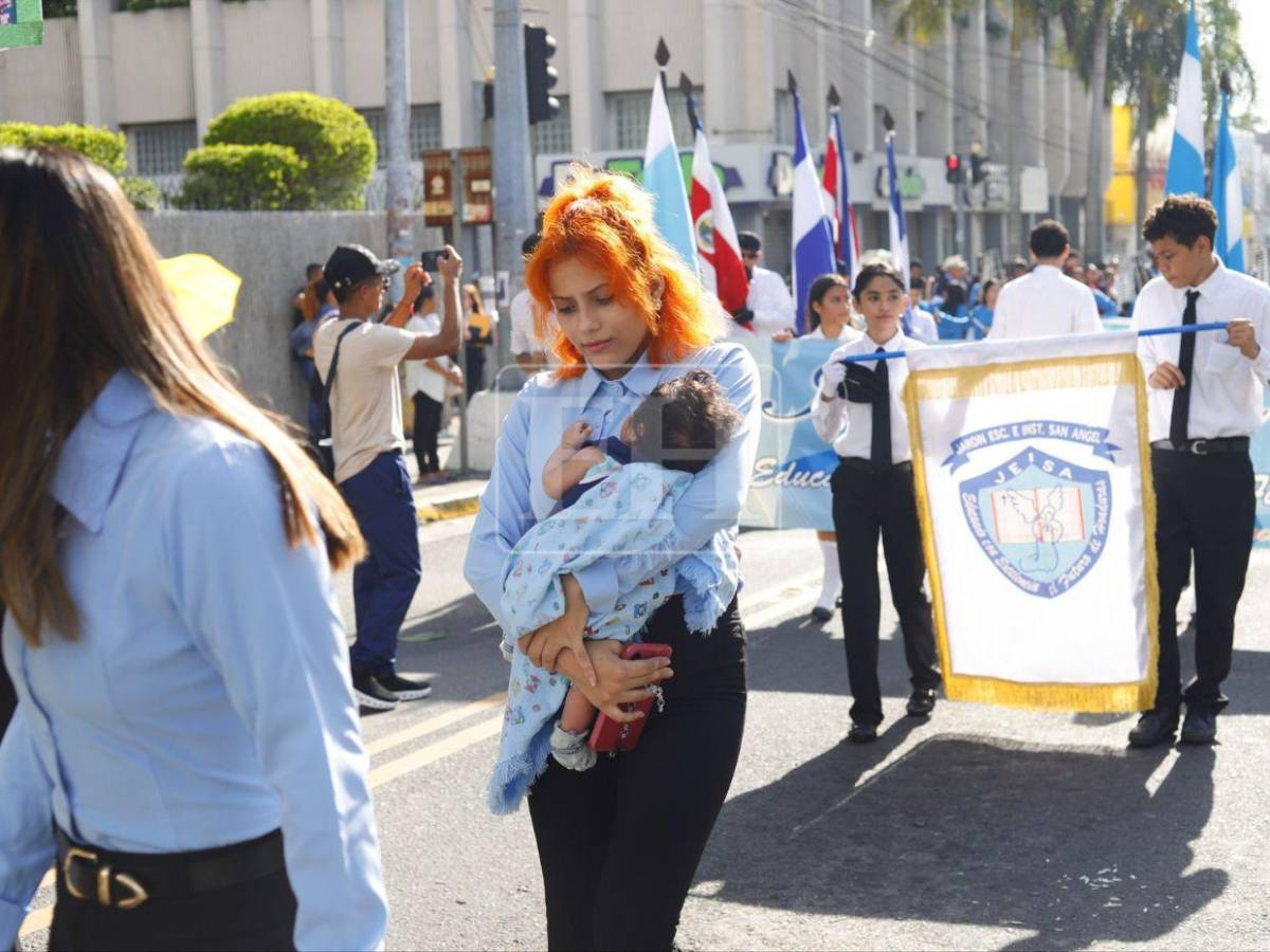 Con bandas y pancartas, estudiantes desfilan en SPS por el Día de la Alfabetización