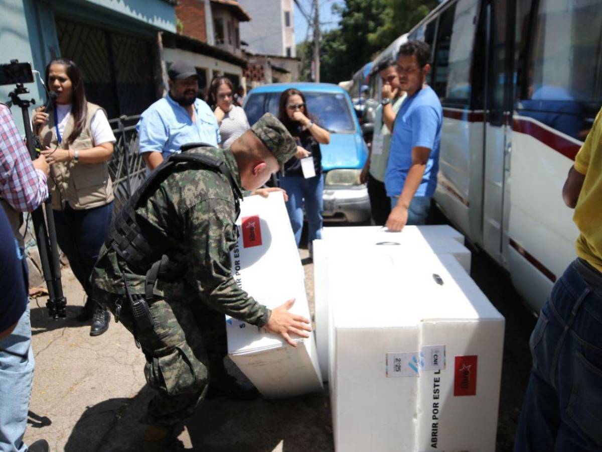 Amontonadas y en buses de ruta urbana trasladan maletas electorales a centros de votación