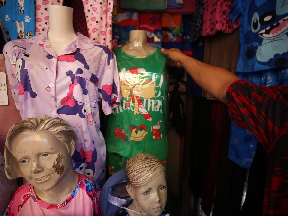 La Navidad se adelanta en los mercados capitalinos con luces y color