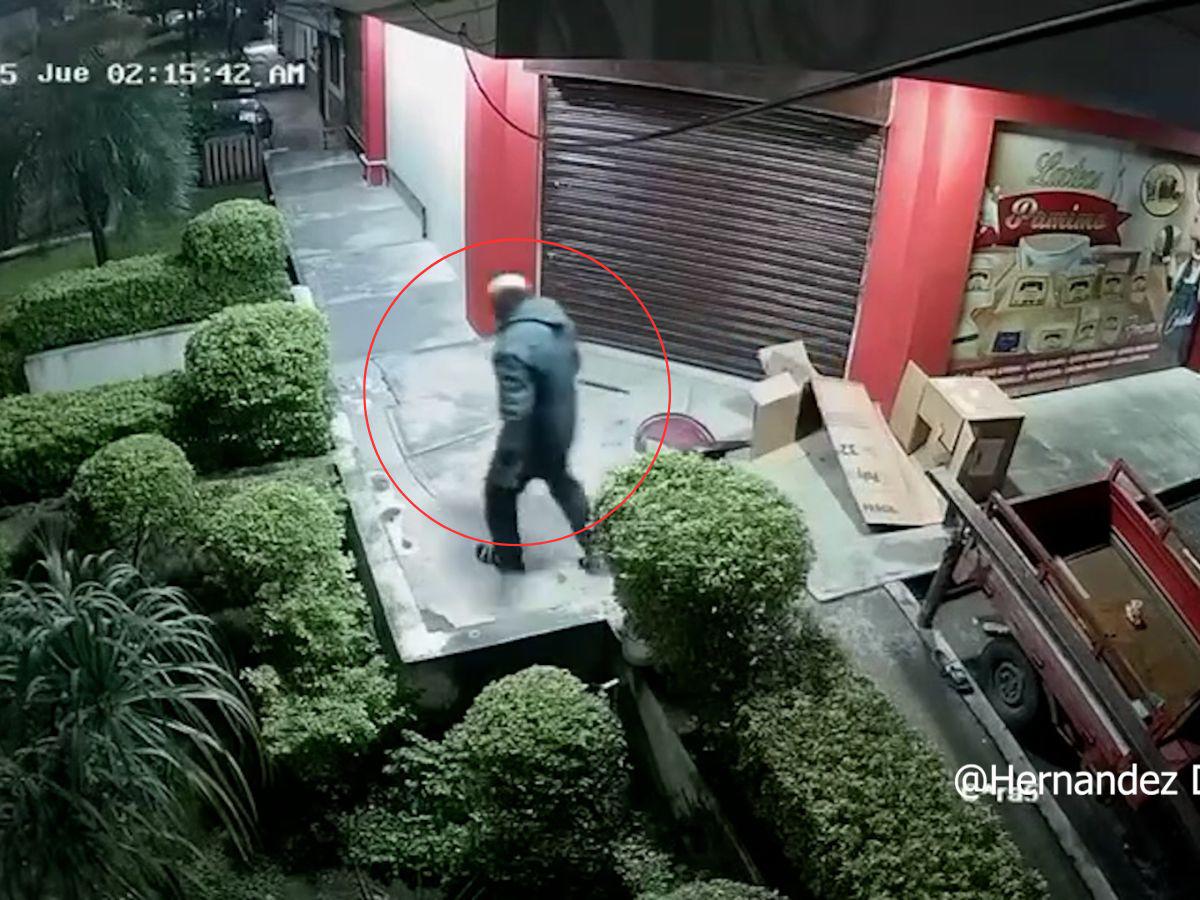 Cuadro a cuadro del ataque de un asaltante a un guardia de la tercera edad en La Ceiba