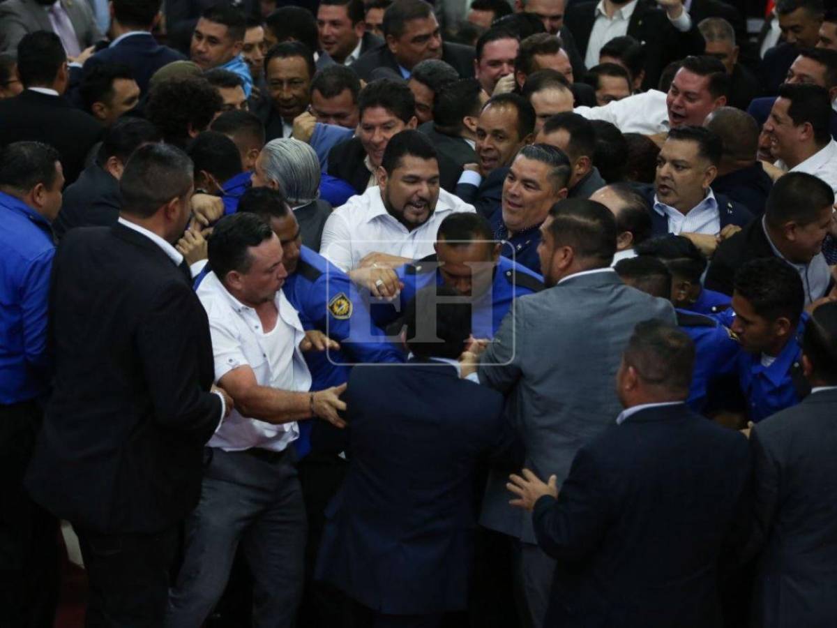 Zafarrancho en el CN: diputados se van a los empujones por destitución de Johel Zelaya