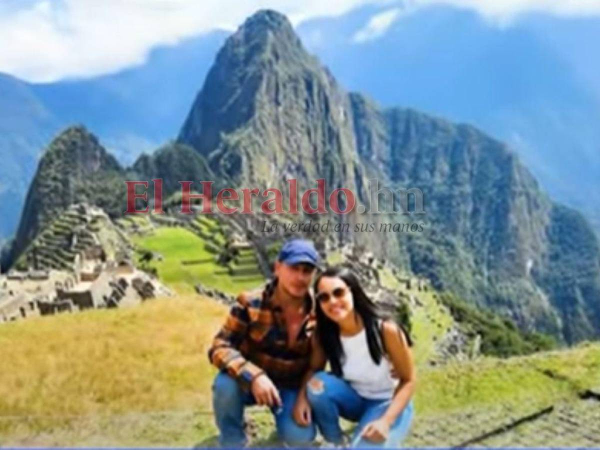 Karla y Jorge mientras disfrutaban de Machu Picchu.
