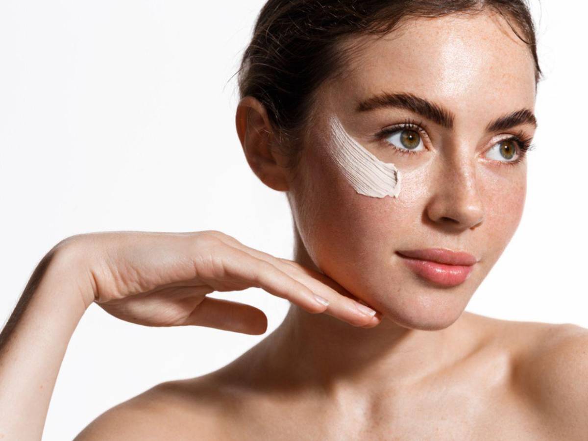 Manchas, ojeras y piel apagada: la molécula que dermatólogos no quieren que ignores