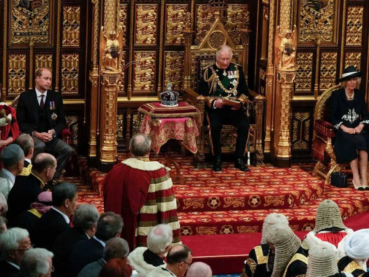 Príncipe Carlos reemplaza por primera vez a Isabel II en el “discurso del trono”