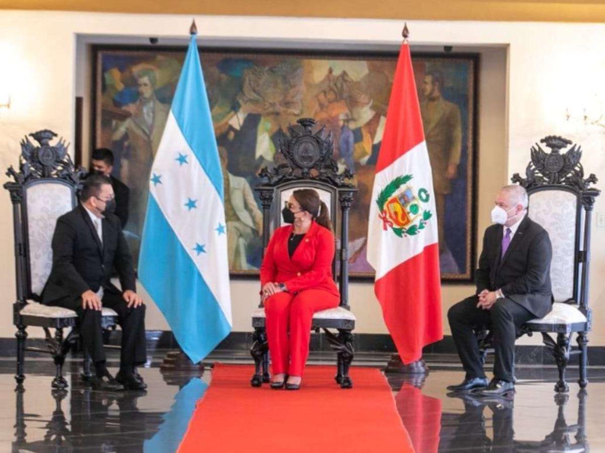 Gobierno asegura que retiró embajador desde antes del pleito diplomático con Perú