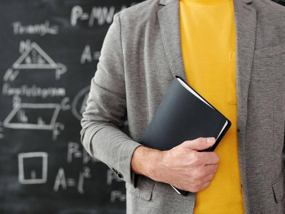 Denuncian a docente por presunto acoso a alumna de 14 años en Ciudad de México