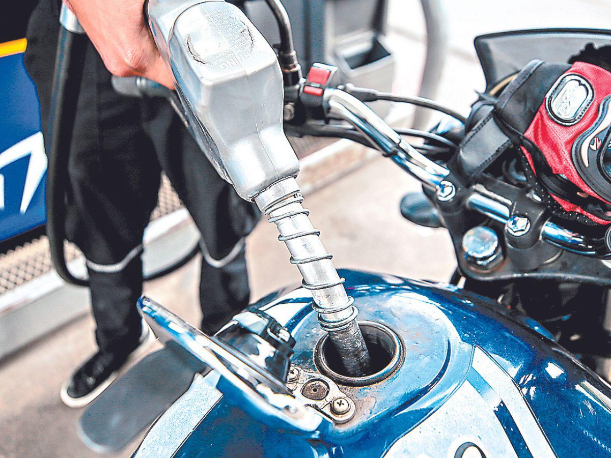 Gasolina superior puede bajar a 100 lempiras en diciembre