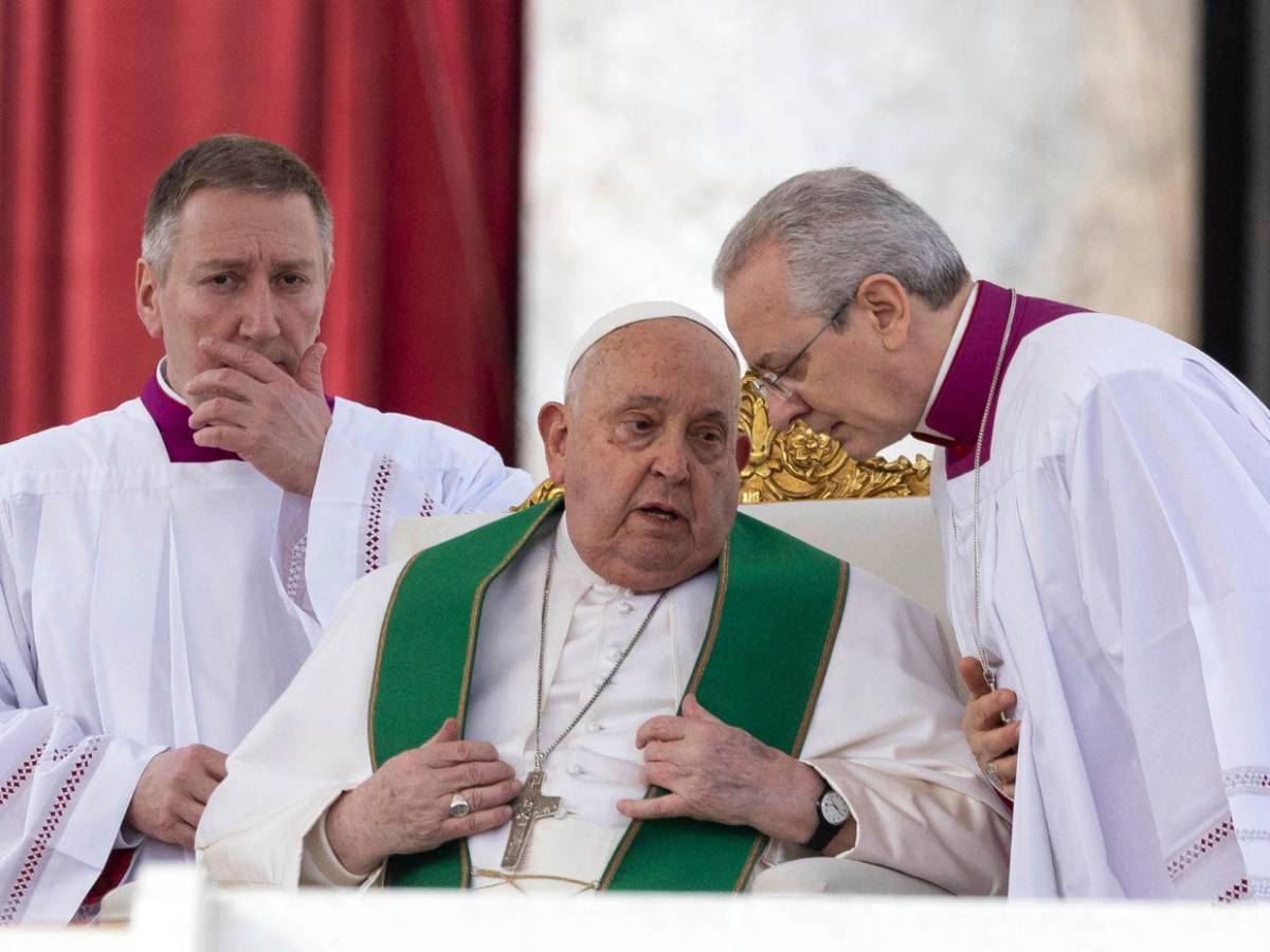 Un pulmón, ciática y neumonía: los problemas de salud del papa Francisco