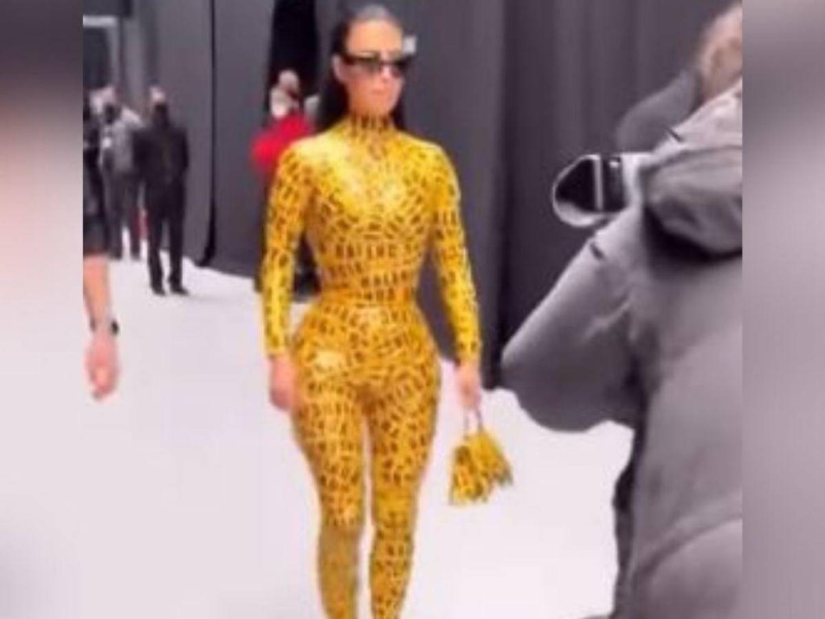 Kim Kardashian se envuelve en cinta adhesiva para desfile de Balenciaga