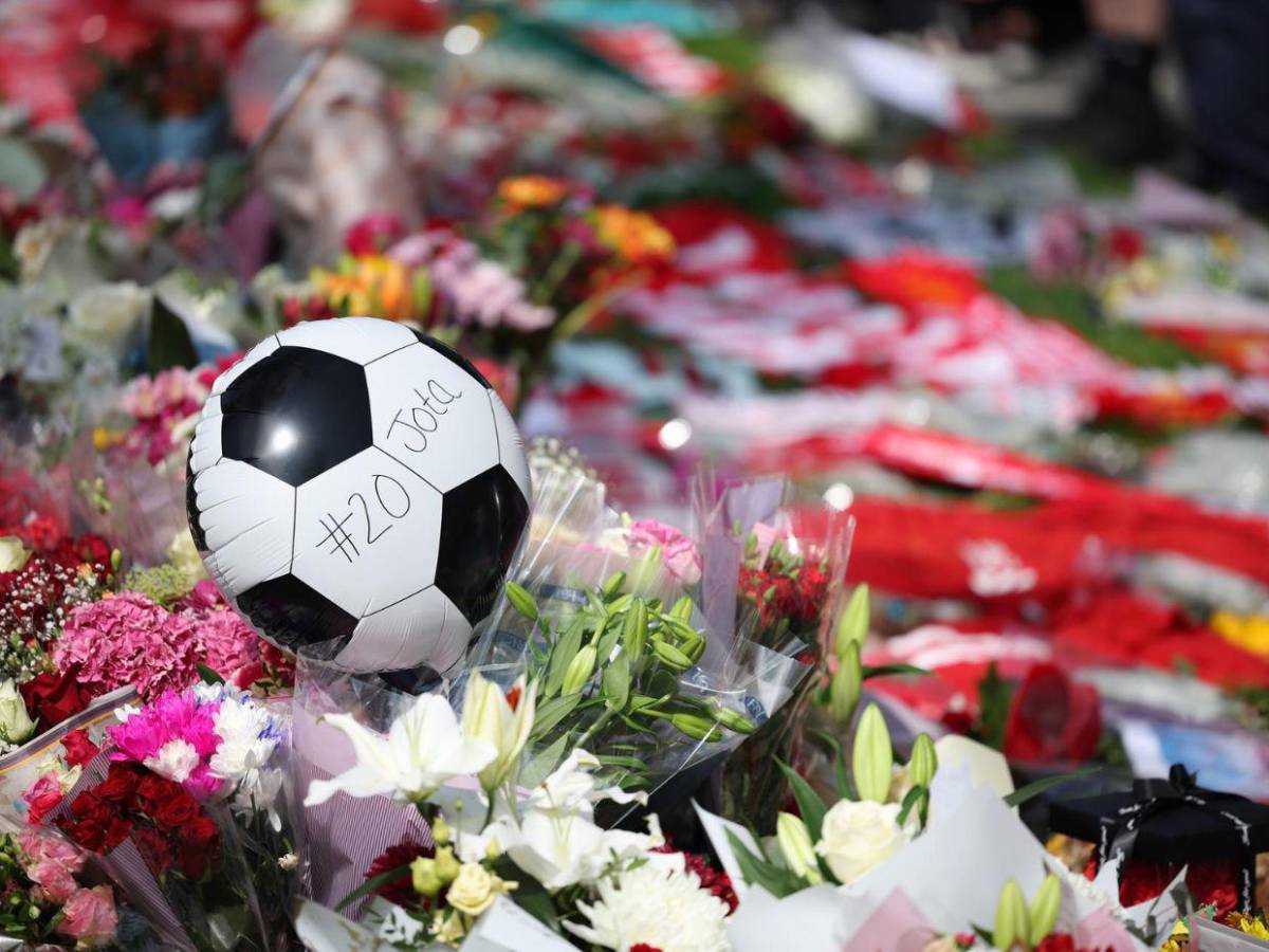 You´ll Never Walk Alone: Seguidores del Liverpool rinden homenaje a Diogo Jota