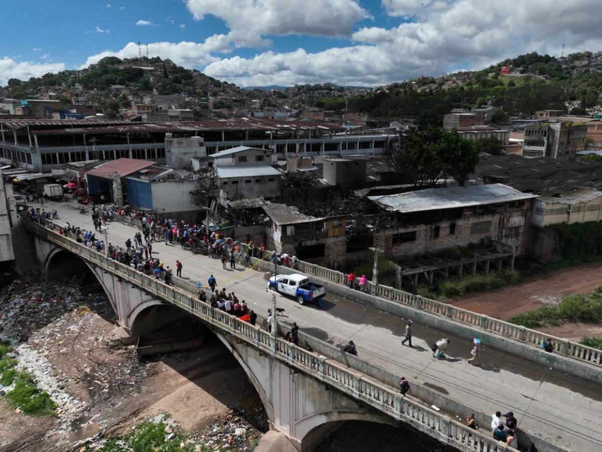 Vista aérea del desastre provocado por incendio en mercado aledaño a Las Américas
