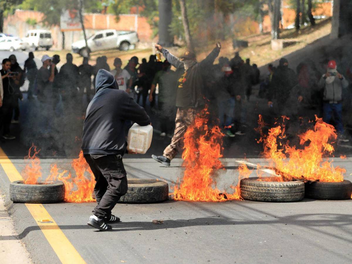 Encapuchados y quemando llantas, colectivos de Libre obedecen a movilización de Mel Zelaya