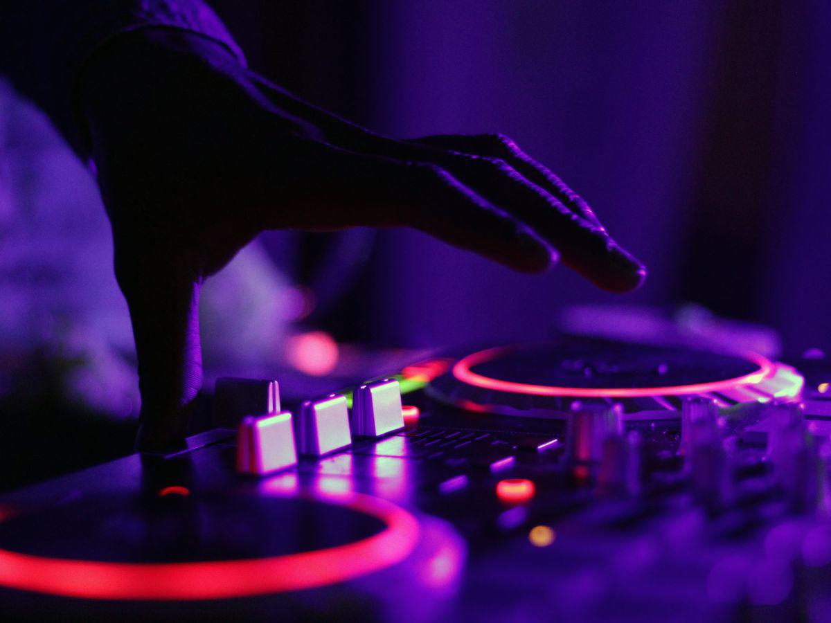¿La gente baile más cuando el DJ enciende los bajos?