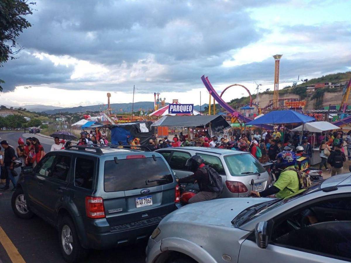 Protesta en anillo periférico ante cierre de Play Land Park por incumplimiento de medidas