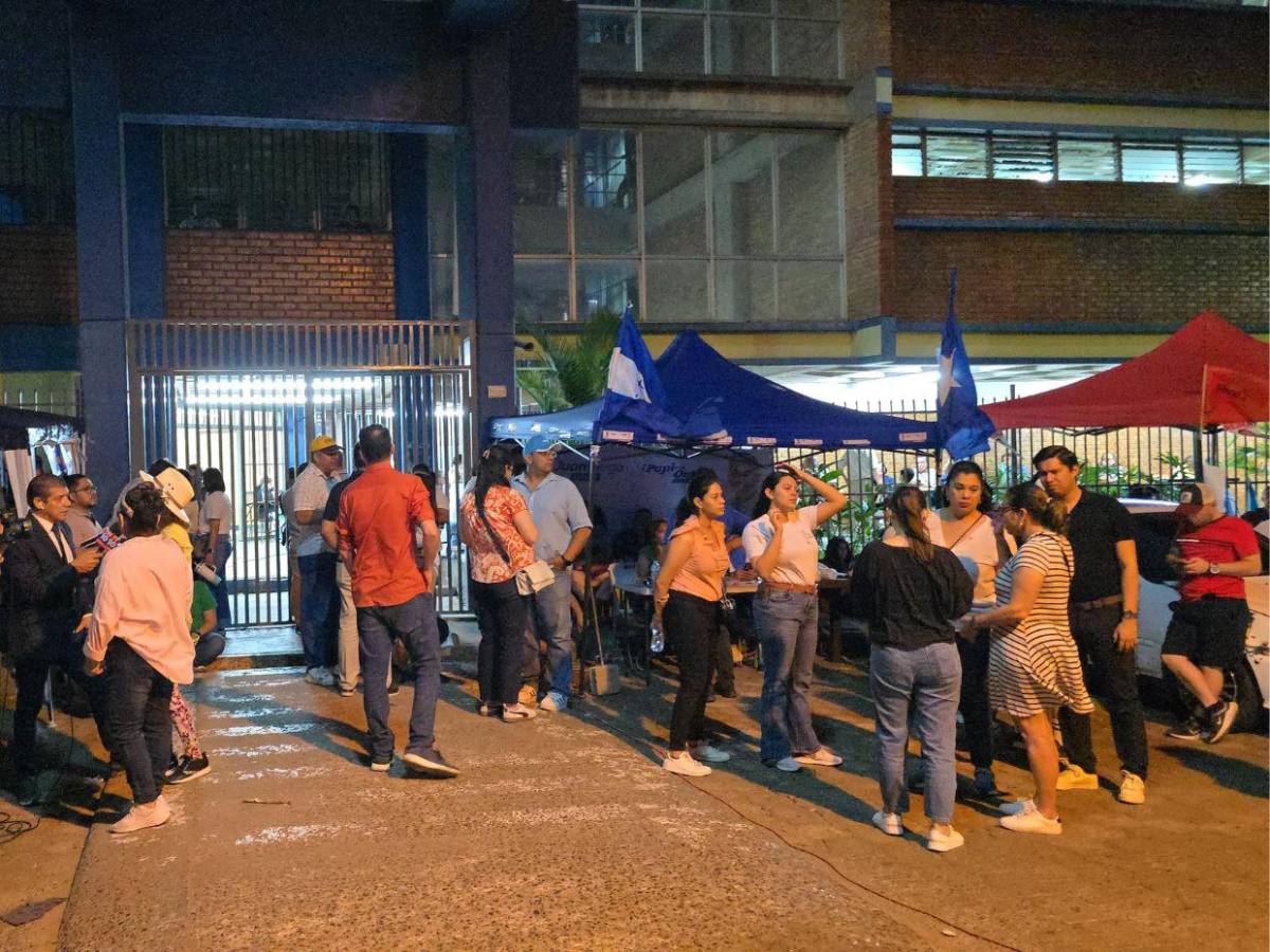 Desilusión en las urnas: tras largas filas, ciudadanos abandonan centros de votación