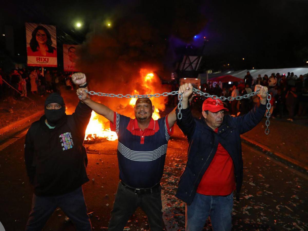 Quitando pancartas, encadenándose y cerrando calles: así fue la protesta de Libre
