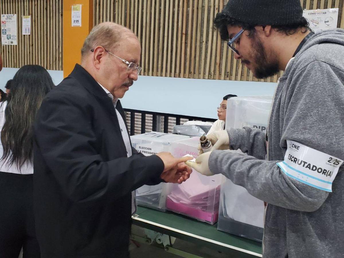 Con alegría y emoción: Así llegó a votar Hugo Noé Pino, vicepresidente del CN