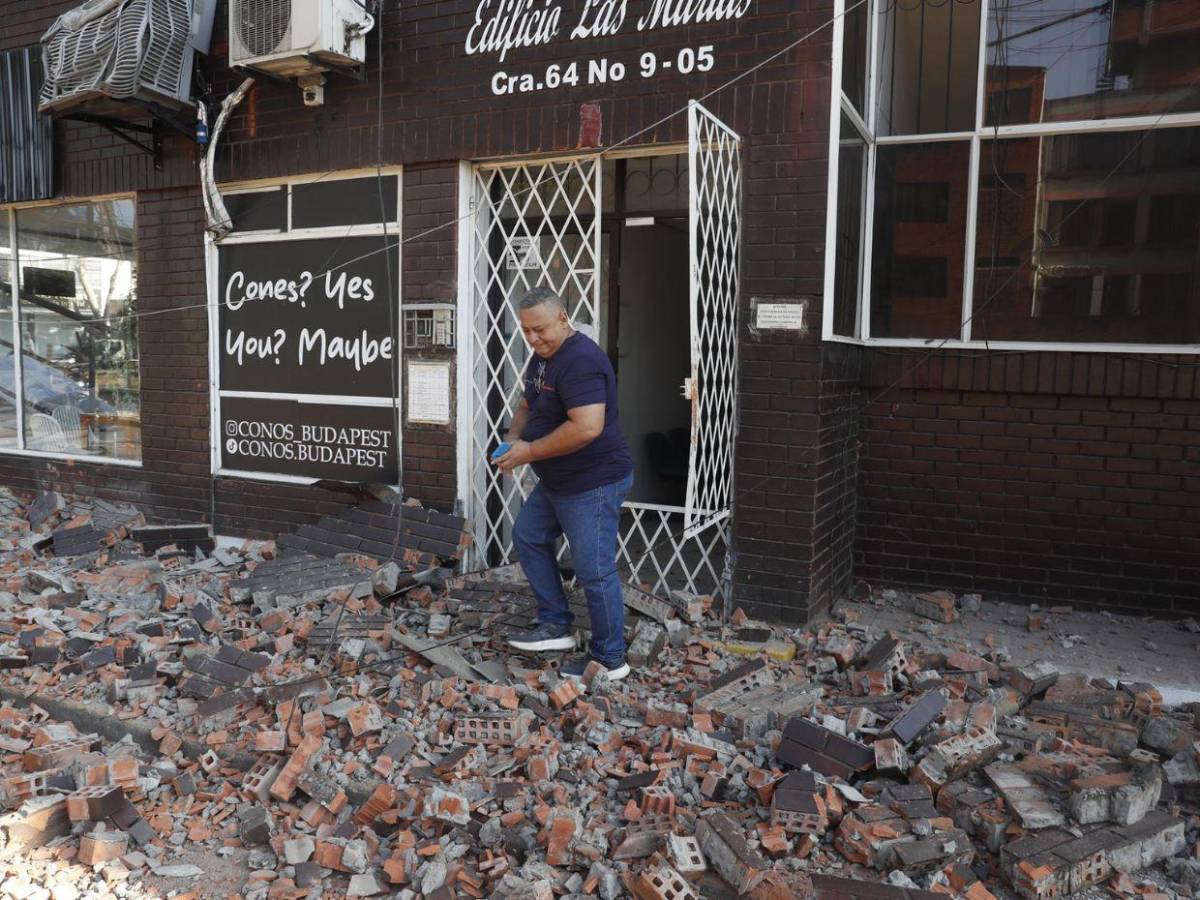 Varios muertos, personas atrapadas y edificios colapsados tras terremoto de 7.4 en Colombia