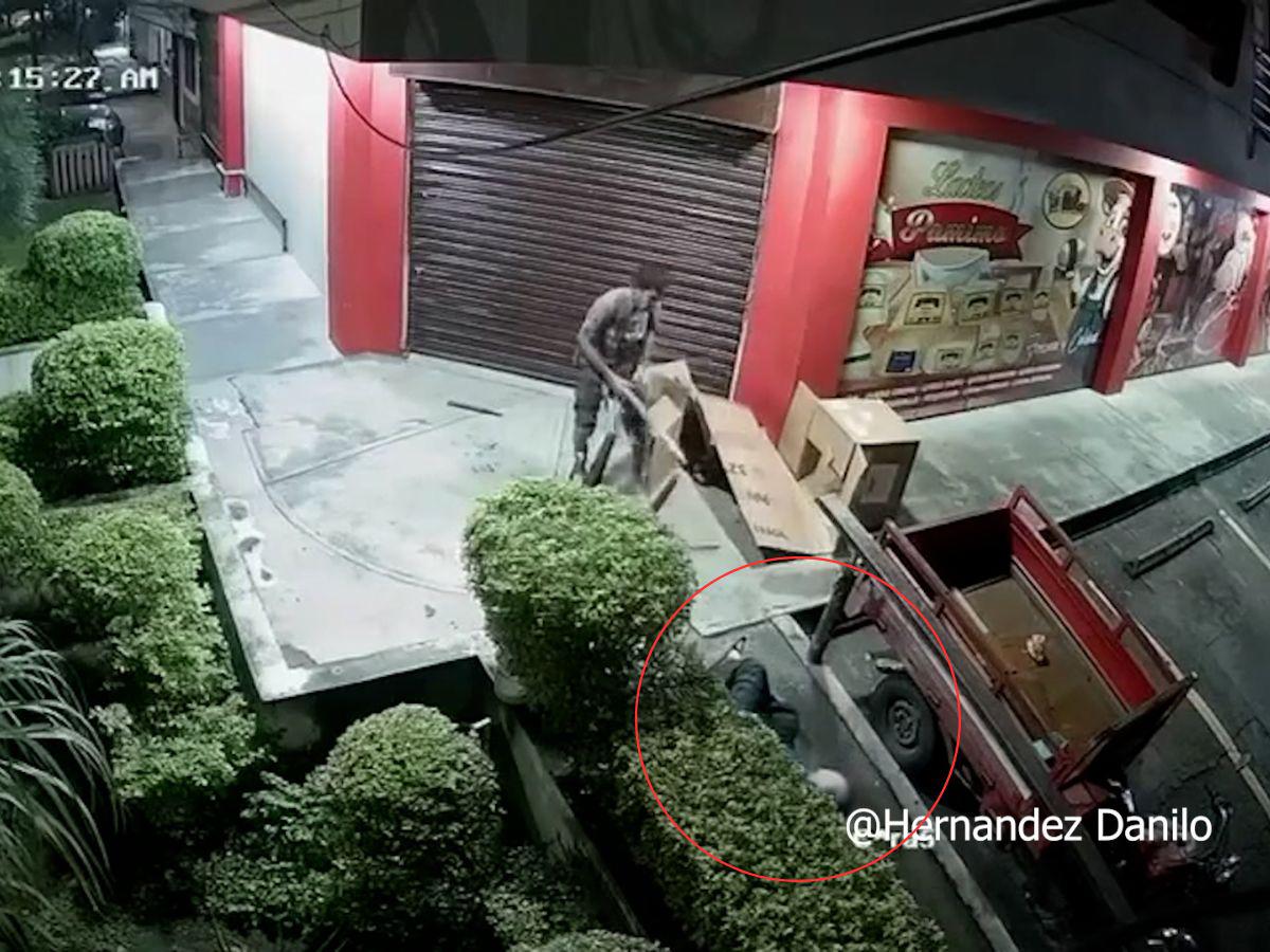 Cuadro a cuadro del ataque de un asaltante a un guardia de la tercera edad en La Ceiba