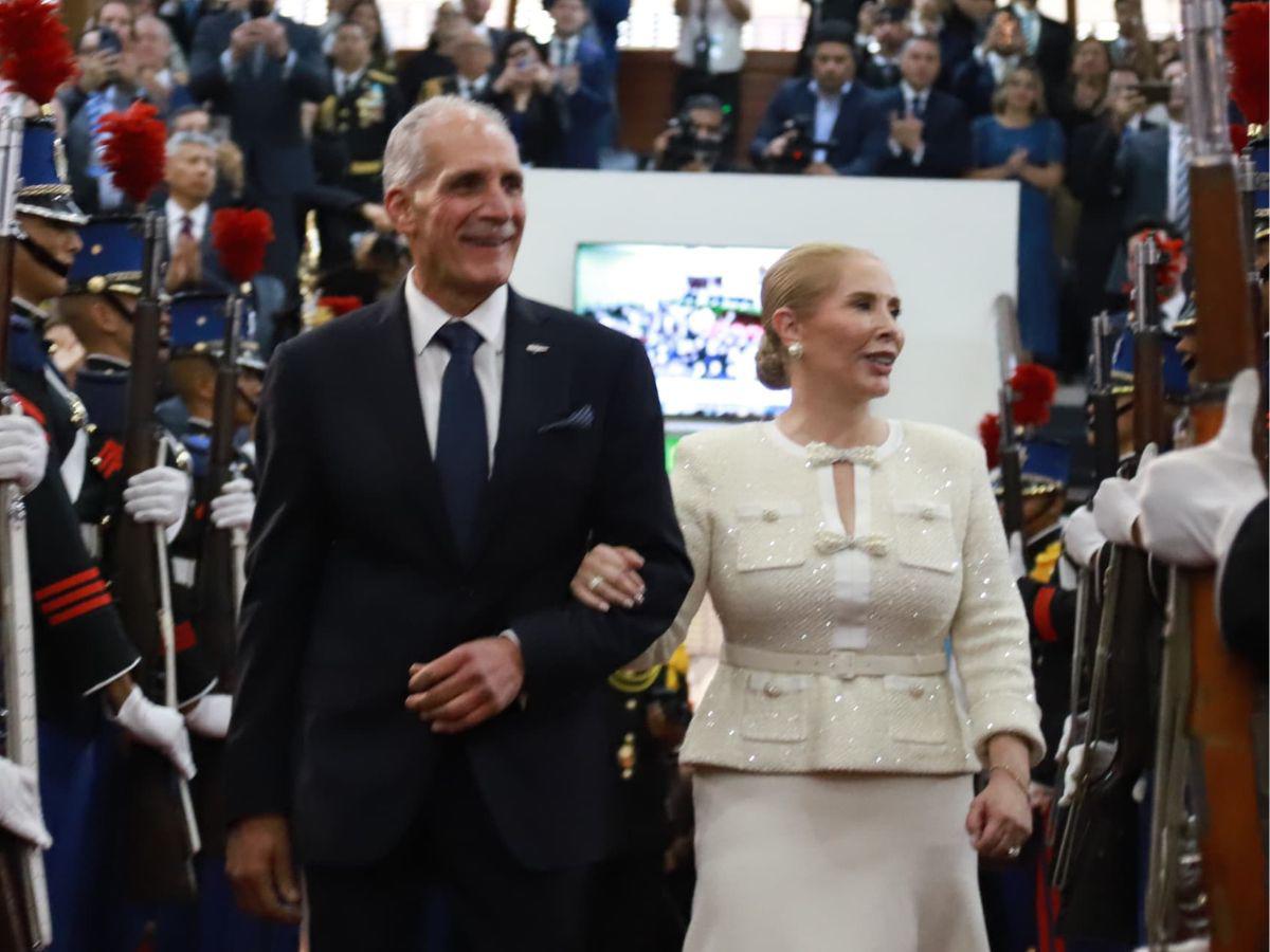 Del brazo de su esposa: el momento en que Nasry Asfura ingresó al Congreso Nacional