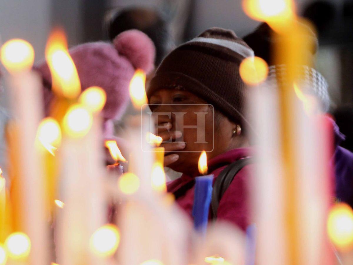 Niños y ancianos a la intemperie: fieles soportan las bajas temperaturas previo a la alborada