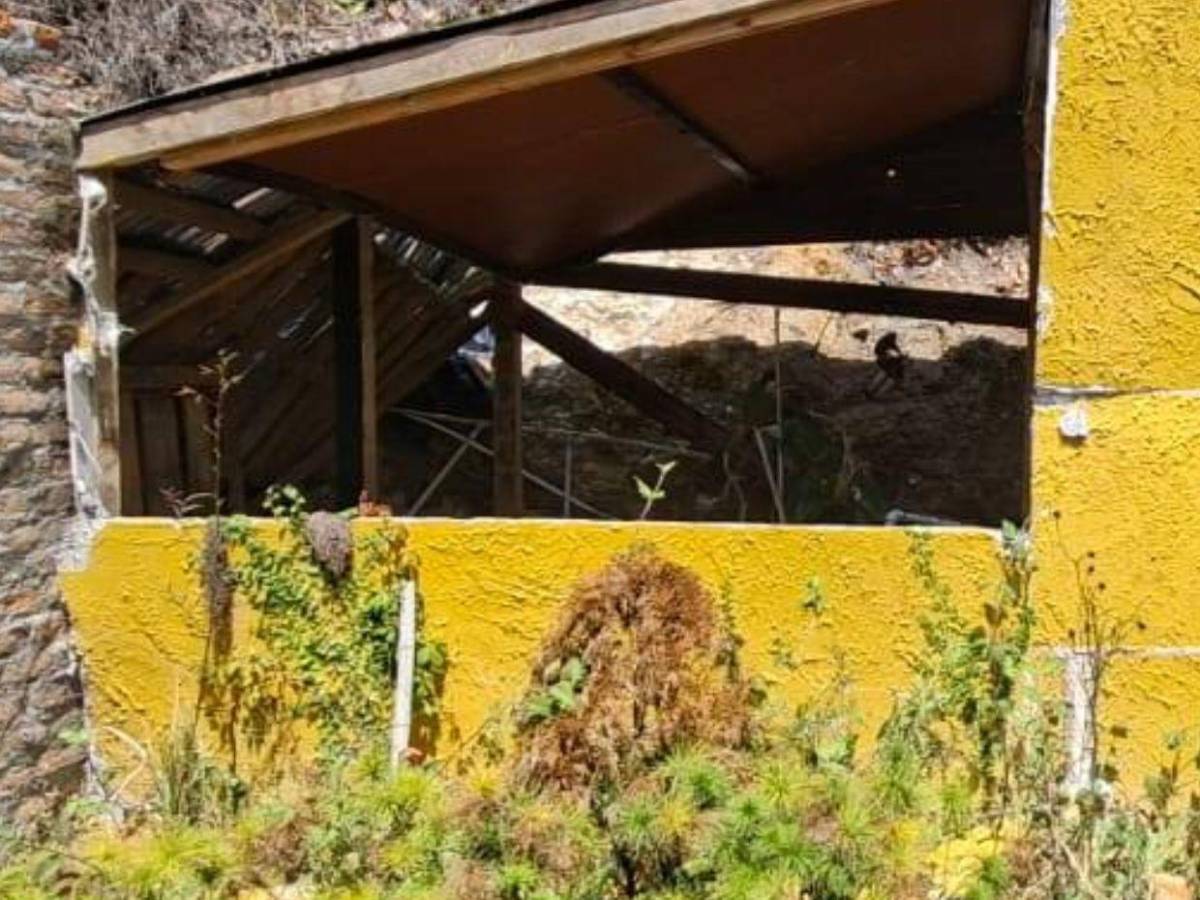 Semidestruida y sin utensilios luce la cabaña donde encontraron a Luis y Alejandra