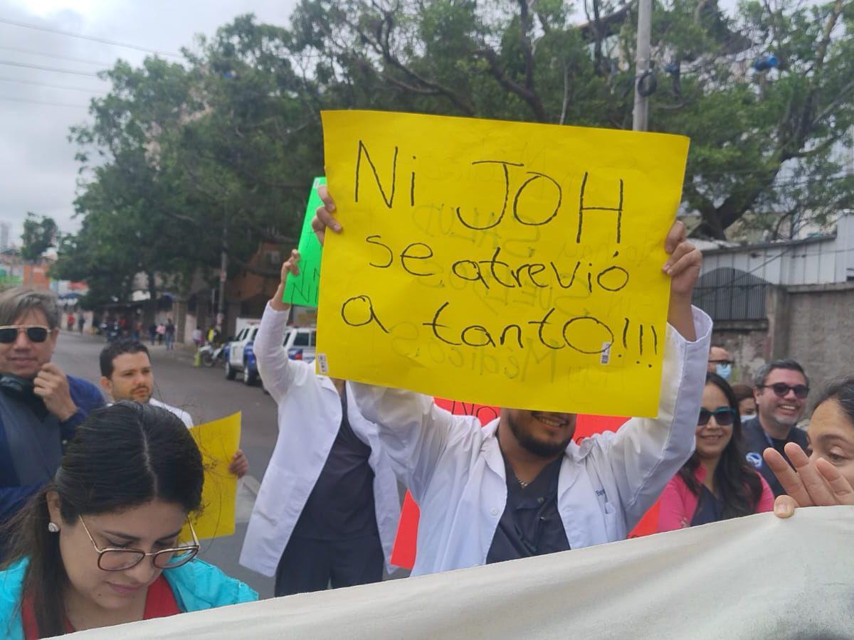 “Ni JOH se atrevió a tanto”: médicos en protestas por falta de pagos envían fuertes mensajes