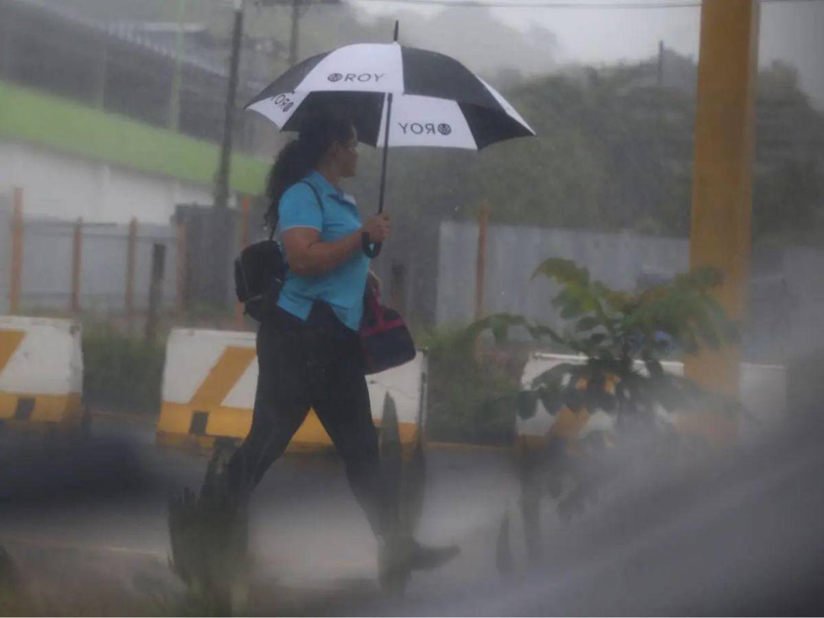 Ya hay ríos desbordados: estos son los departamentos más afectados por la onda tropical en Honduras