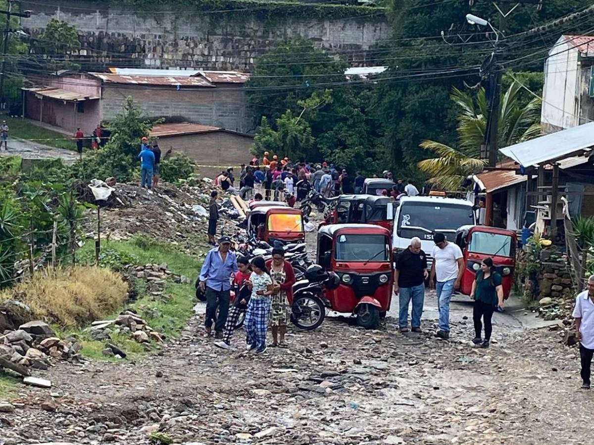 Se llevó toda la calle: así es el enorme socavón que mantiene sin paso a la Reynel Fúnez