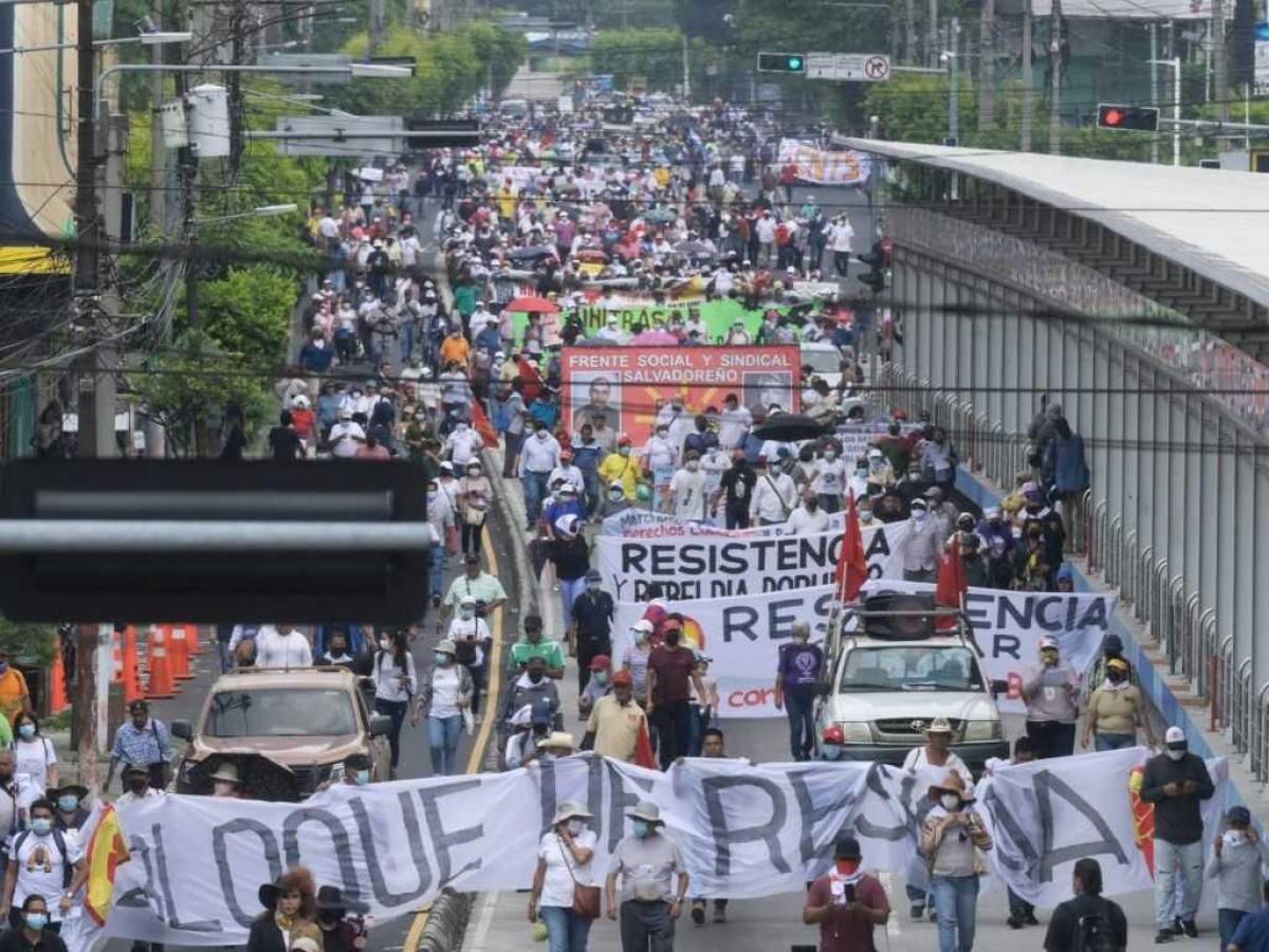 Sindicalistas salvadoreños marchan por reforma de pensiones y contra alto costo de vida