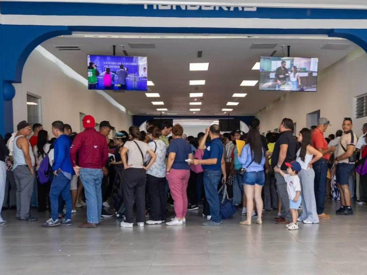 ¡Hasta diputados se fueron! Miles de hondureños vacacionan en El Salvador