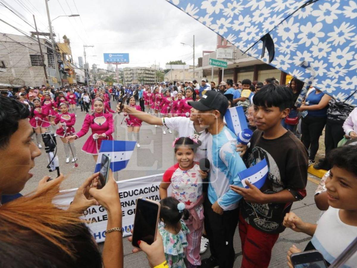 Colegialas ponen a bailar a Shin Fujiyama en los desfiles patrios 2026