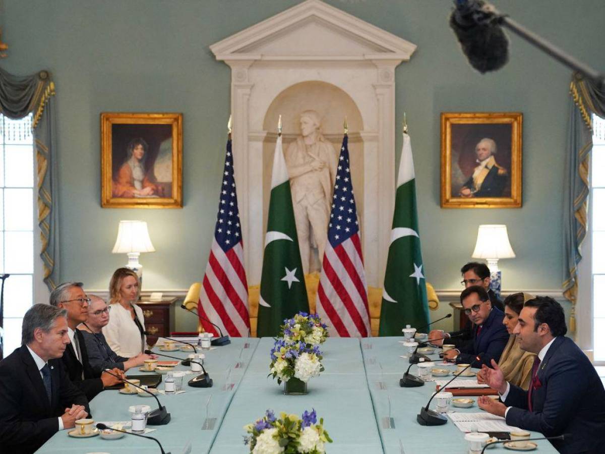 EEUU insta a un Pakistán devastado por inundaciones a solicitar el alivio de su deuda a China