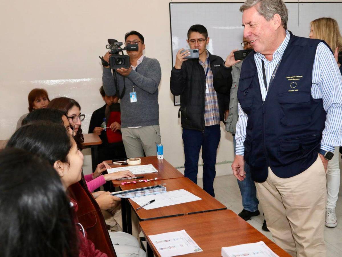 Ecuador vota hoy entre palmas, estado de excepción y ley seca