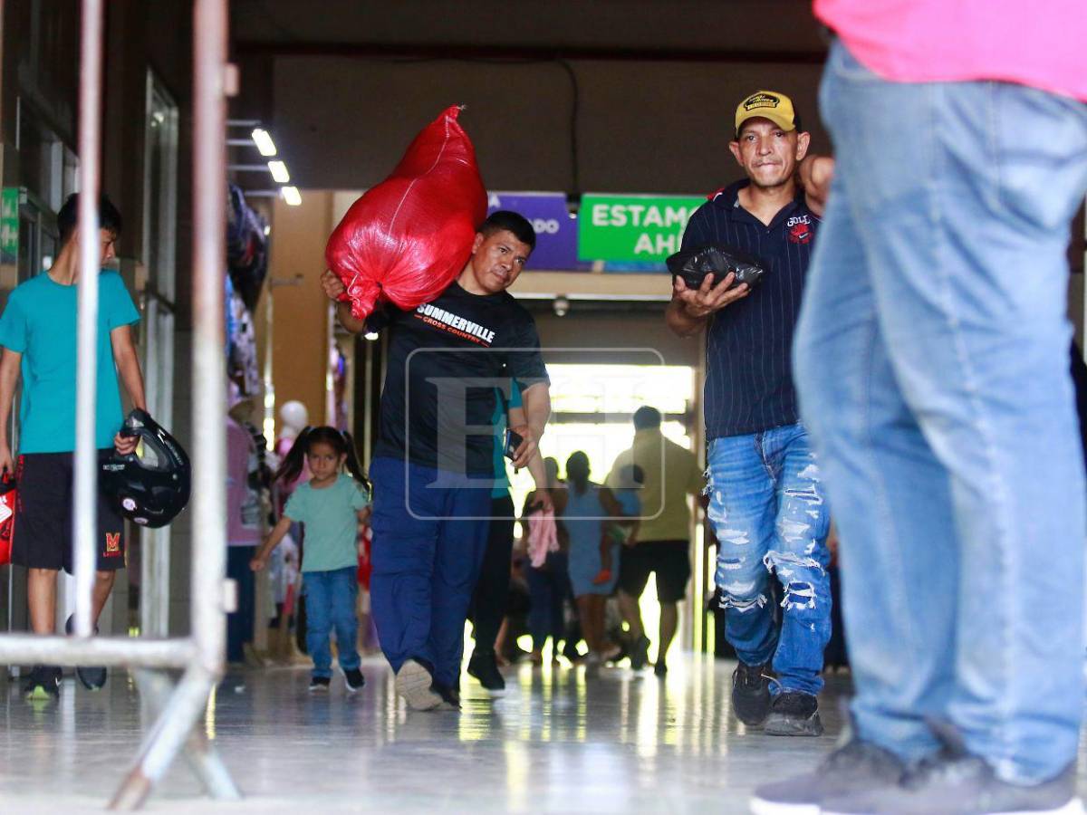 Sampedranos abarrotan la Gran Central Metropolitana por el Feriado Morazánico