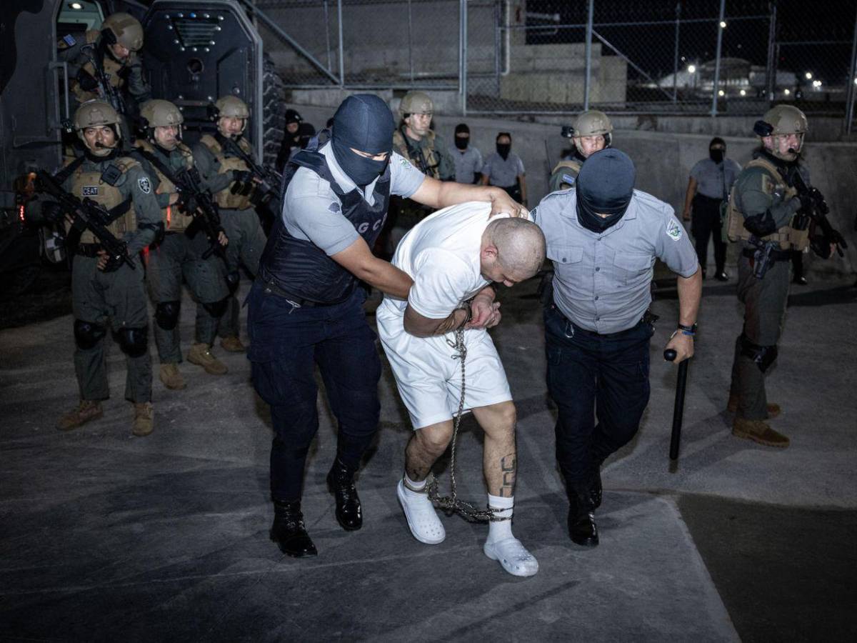 Las impactantes imágenes del envío de reos de la banda del Tren de Aragua a El Salvador