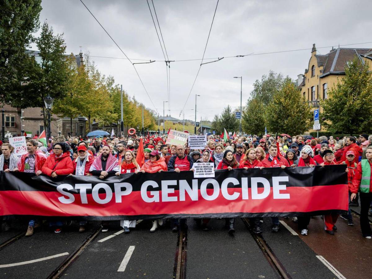 250 mil personas llenan las calles de rojo en Ámsterdam para exigir medidas contra Israel