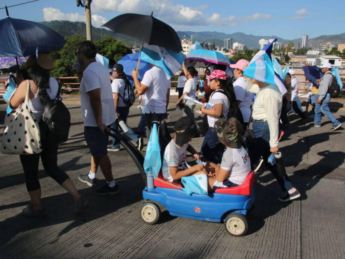 Lo que no se vio de la caminata de las iglesias en la capital