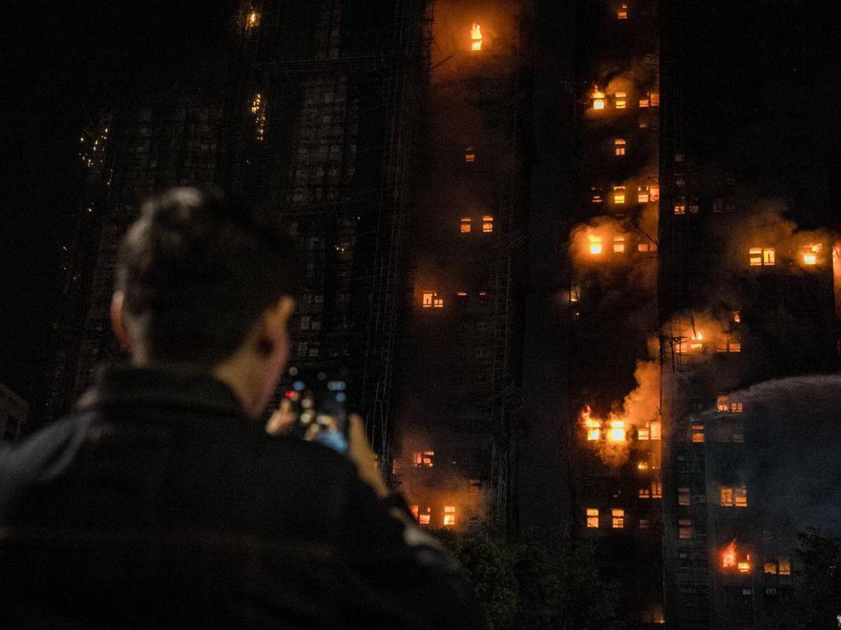 Sube a 36 la cifra de muertos por voraz incendio en edificios de Hong Kong