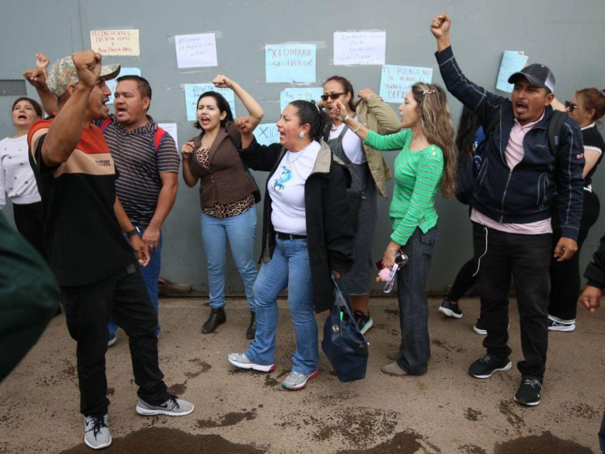 Colectivos de Libre mantienen presencia frente a Infop pese a desalojo de la Policía Nacional